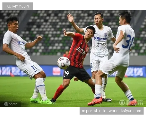 传控体系遭遇高位逼抢 上海申花中场出球屡现失误