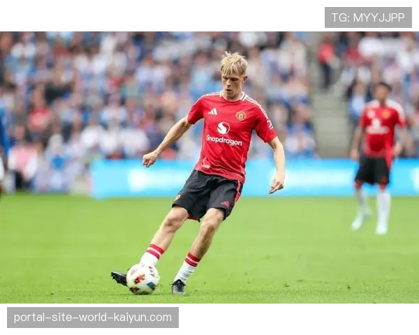 曼联防线危机催生青训奇兵 17岁中场思韦茨首次入选名单